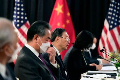 O conselheiro de Estado chinês, Yang Jiechi, durante a reunião das delegações diplomáticas dos EUA e China em Anchorage (Alasca).