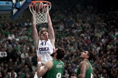 Kirilenko machaca en un encuentro ante el Panathinaikos.