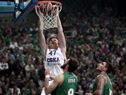 Kirilenko machaca en un encuentro ante el Panathinaikos.