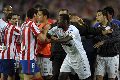 Los nervios pueden con los jugadores de ambos equipos, que se enzarzan tras una falta de Perea a Capel.