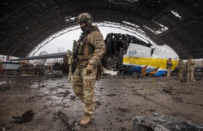 Un soldado ucranio inspecciona un hangar cerca de Kiev, este domingo.