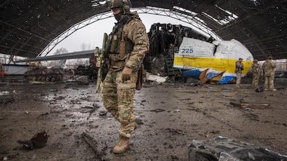 Un militar pasa frente a los restos del avión Antonov An-225.