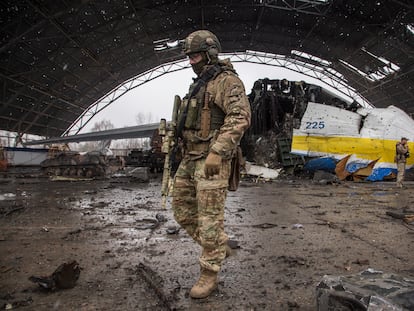 Un militar pasa frente a los restos del avión Antonov An-225.