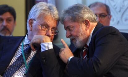 Felipe González (izquierda) y Luiz Inàcio Lula da Silva, conversan durante las jornadas organizadas ayer en Madrid sobre la economía de Brasil.