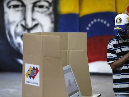 Un hombre se dispone a votar en un centro electoral de Caracas (Venezuela).