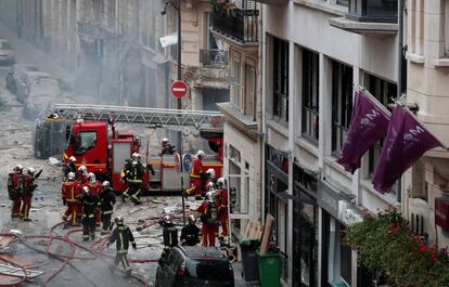 Vista general de los bomberos trabajando en la zona del suceso. Las autoridades mntienen un cordón de seguridad alrededor de la zona en la que más de un centenar de policías se encontraban movilizados.