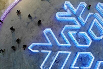Fotografía cenital que muestra una de las instalaciones del festival de hielo en Harbin. Para tallar los bloques de hielo, los artistas se sirven de cinceles, motosierras o picos de hielo. También se suelen utilizar luces multicolor para aportar mayor impacto a las esculturas durante la noche.