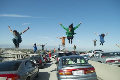Fotograma de la escena inicial de la película 'La La Land', un baile en medio del atasco en el cruce de las autopistas 105 y 110.
