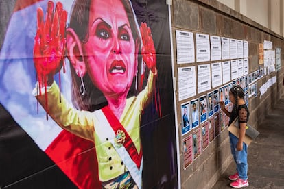 Carteles de protesta contra Dina Boluarte en Cusco, Perú, el 10 de enero 2023.