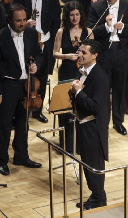 Juan Diego Flórez saluda al inicio del concierto.