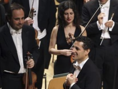 Juan Diego Flórez saluda al inicio del concierto.