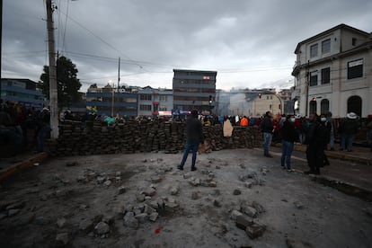 Indígenas se enfrentaron con la policía este jueves cuando quisieron irrumpir en el Congreso, en el centro de Quito, tras el intento del gobierno de abrir la vía del diálogo para resolver la ola de manifestaciones que completa 11 días y deja tres muertos y decenas de heridos. En la fotografía, los manifestantes arman barricadas para protegerse durante los enfrentamientos con miembros de la policía a los alrededores de la Casa de la Cultura.