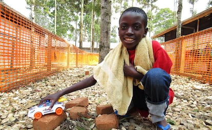 Michel Kalule Mbajah, de 10 años, el día de su salida del centro de tratamiento del ébola de Katwa. 