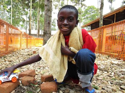 Michel Kalule Mbajah, de 10 años, el día de su salida del centro de tratamiento del ébola de Katwa. 