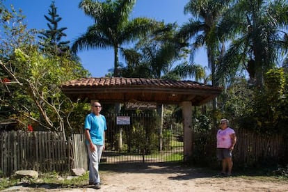 Arlindo e a mulher Rosenira na chácara à venda.