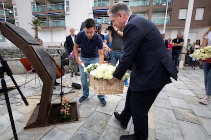 Familiares y allegados depositan ofrendas florales en homenaje a las víctimas del accidente aéreo del vuelo JK5022 de Spanair, al cumplirse el 10º aniversario del siniestro.