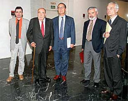 De izquierda a derecha, Antonio Muñoz Molina, Fernando Lázaro Carreter, Luis Alberto de Cuenca, Darío Villanueva y Luis Goytisolo, ayer en la Casa de América, en Madrid.