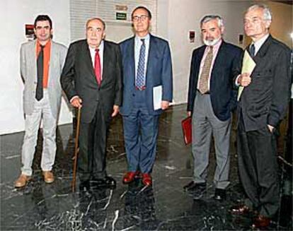 De izquierda a derecha, Antonio Muñoz Molina, Fernando Lázaro Carreter, Luis Alberto de Cuenca, Darío Villanueva y Luis Goytisolo, ayer en la Casa de América, en Madrid.