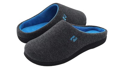 Zapatillas de estar por casa azules y negras.