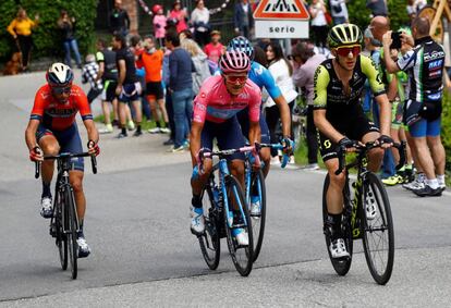 Nibali, Carapaz, Landa (tapado) y Yates, durante la etapa.