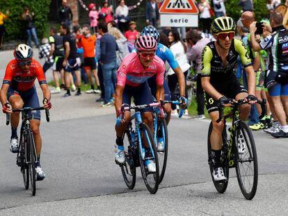 Nibali, Carapaz, Landa (tapado) y Yates, durante la etapa.