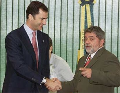 El nuevo presidente de Brasil saluda al Príncipe de Asturias en un encuentro mantenido ayer en Brasilia.