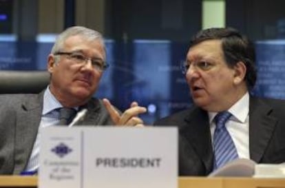 El presidente del Comité de las Regiones de la UE, el español Ramón Luis Valcárcel (i) y el presidente de la Comisión Europea, José Manuel Durao Barroso (d), conversan al inicio de la sesión plenaria del Comité de las Regiones, en el Parlamento Europeo, en Bruselas, Bélgica.