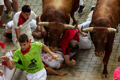 Varios mozos son arrollados por los toros de la ganadería Miura durante el octavo y último encierro de los Sanfermines el pasado jueves en Pamplona.