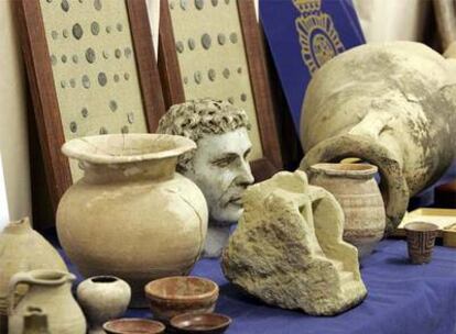 Piezas arqueológicas requisadas por la policía durante la operación Pitufo contra el expolio de yacimientos.