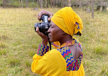 Fatoumata Diabaté durante uno de sus trabajos de estudio callejero en Colombia.