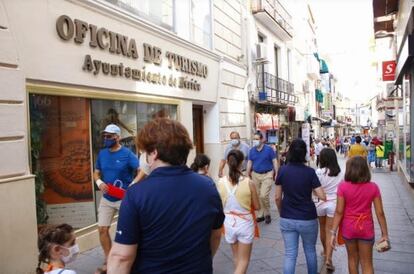 Ciudadanos pasean por una calle de Mérida.