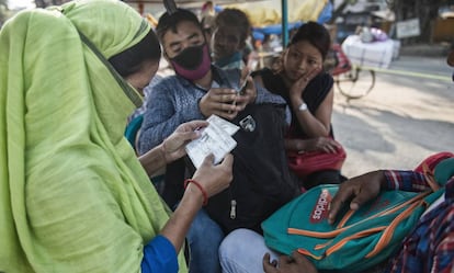 Laxmi Singh, trabajadora de Maiti en la frontera de Nepal e India en Nepalgunj, comprueba la identidad de las mujeres