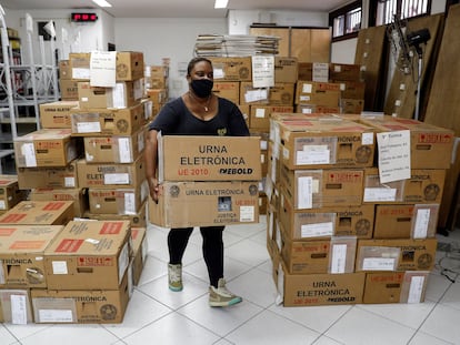 Funcionária do Tribunal Regional Eleitoral de São Paulo transporta urnas eletrônicas a um lugar de votação na capital paulista, no sábado, véspera do primeiro turno das eleições municipais 2020.