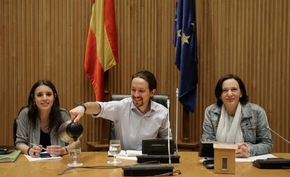Irene Monedero, Pablo Iglesias y Carlina Bescansa, en una reuni&oacute;n del grupo en el Congreso de los Diputados.