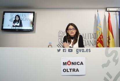 La portavoz del Consell, Mónica Oltra, reivindica en un cartel colgado hoy en la sale de prensa que su nombre correcto se escribe en castellano.