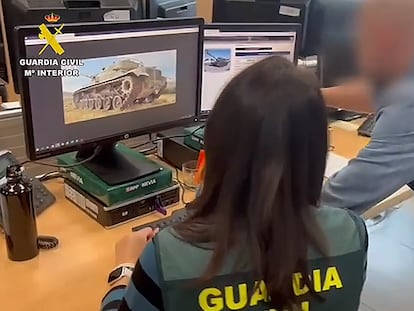 Agentes de la Guardia Civil analizan imágenes de tanques en la investigación de una trama de contrabando de material de Defensa desde Málaga a Arabia Saudí.