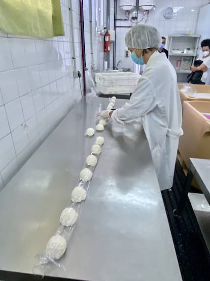 Lucía González elaborando a mano las bolas de requeixo. J.C. CAPEL