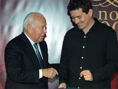 Santiago Roncagliolo recibe el Premio Alfaguara de Novela de manos de Jesús de Polanco.