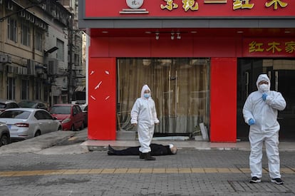 Un hombre yacía en enero de 2020 en una calle de Wuhan.