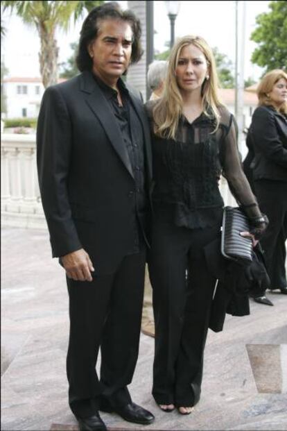 Jos&eacute; Luis Rodr&iacute;guez El Puma y su esposa en la misa funeral por Roc&iacute;o Jurado en Miami en 2006.