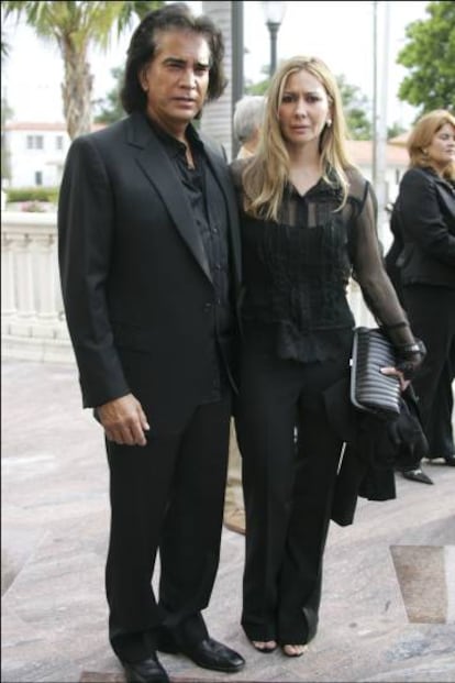 José Luis Rodríguez El Puma y su esposa en la misa funeral por Rocío Jurado en Miami en 2006.