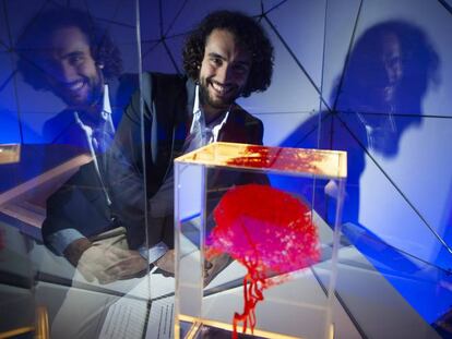 Andrés París, davant de la reproducció d'un cervell al CosmoCaixa de Barcelona.