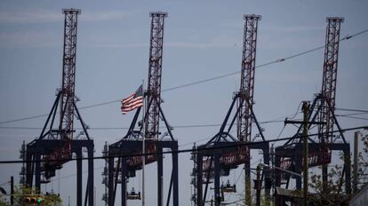 Terminal de contenedores en el puerto de Nueva York