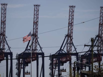 Terminal de contenedores en el puerto de Nueva York