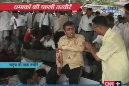Imagen captada de la televisión de uno de los heridos en una de las estaciones de tren afectadas de Bombay.