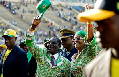 El "camarada Bob", considerado durante mucho tiempo como insumergible, fue abandonado progresivamente por los fieles a su régimen. En la imagen, Robert Mugabe saluda a sus partidarios junto a su esposa Grace, en Harare en 2013.