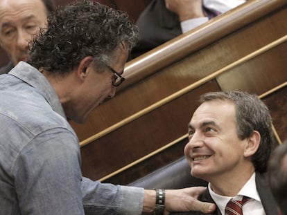 Xabier Mikel Errekondo (Amaiur) saluda a José Luis Rodríguez Zapatero en el Congreso.