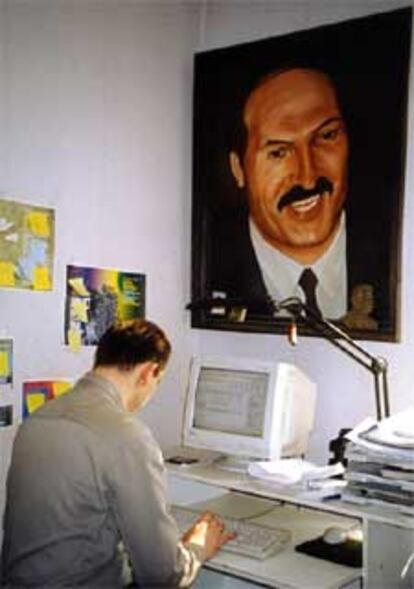 Un retrato de Lukashenko vigila la  redacción de un periódico.