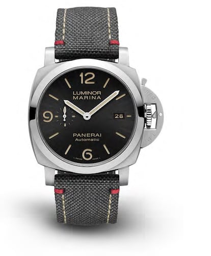 Panerai abre su primera boutique en Roma, y para celebrarlo lanza una edición especial de Luminor Marina-44mm, el reloj más icónico de la marca florentina. La colección dispone únicamente de 130 piezas, como el número de la Via del Babuino de la capital italiana en el que se sitúa el local. El grabado representa la escalinata de la Plaza de España de la ciudad eterna que conduce a la iglesia de Trinità dei Monti, y la costura roja y amarilla en la correa está inspirada en los colores del escudo histórico de la ciudad. Precio: desde 7.500 euros.