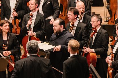 Andris Nelsons agradece los aplausos del público como uno más de los instrumentistas de la orquesta. A su derecha, la concertino Albena Danailova. DANIEL DITTUS